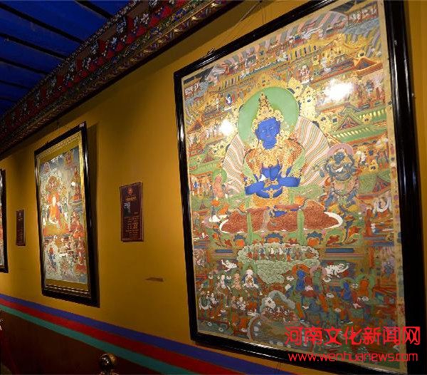 9月28日,观众在第二届中国唐卡艺术节精品展上参观