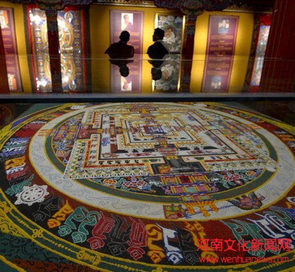 这是9月28日在第二届中国唐卡艺术节精品展上拍摄的西藏坛城沙画作品。
